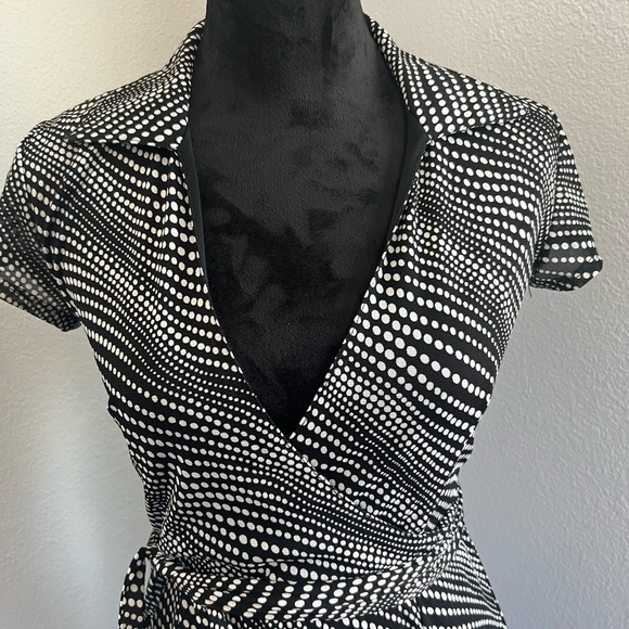 Elegant Black and White Midi Dress - Picture 4 of 9